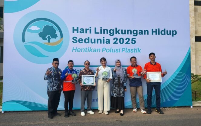 
 PT Indocement Tunggal Prakarsa Tbk Plant 12 Tarjun menerima penghargaan dari Pemkab Kotabaru kategori CSR Bidang Lingkungan. foto-istimewa