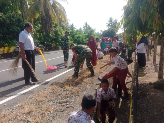 
 Koramil 02/Marioriawa Kodim 1423/Soppeng, karya bakti bersama siswa-siswi SD 249 Mattiro Bulu