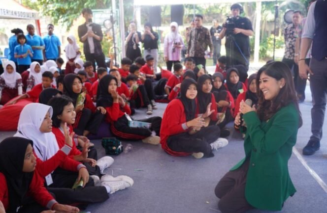 
 Momen Menkomdigi Meutya Hafid di peringatan Hari Anak Nasional 2025 di Sekolah Rakyat Sentra Handayani, Jakarta Timur, Kamis (24/7/2025). Foto: Humas Kemenkomdigi