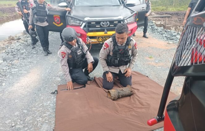 
 Tim Gegana turun tangan ke lokasi mengevakuasi temuan diduga proyektil, di Banjarbaru, Senin (7/7/2025). foto-Humas Polres Banjarbaru
