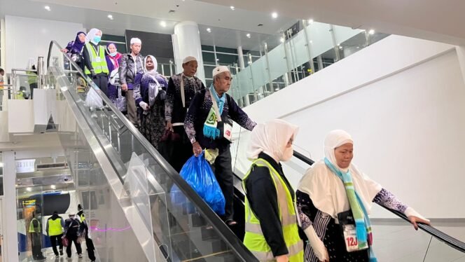 
 Kedatangan jemaah haji Kalsel kloter 13 terakhir di terminal Bandara Syamsudin Noor di Banjarbaru, Selasa (8/7/2025) malam. foto-Kemenag Kalsel