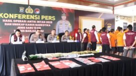 Kapolres Banjarbaru, AKBP Pius X Febry Aceng Loda menggelar konferensi pers pengungkapan kasus narkoba lebih 12 kg sabu-sabu, Senin (14/7/2025). foto: Humas Polres Banjarbaru