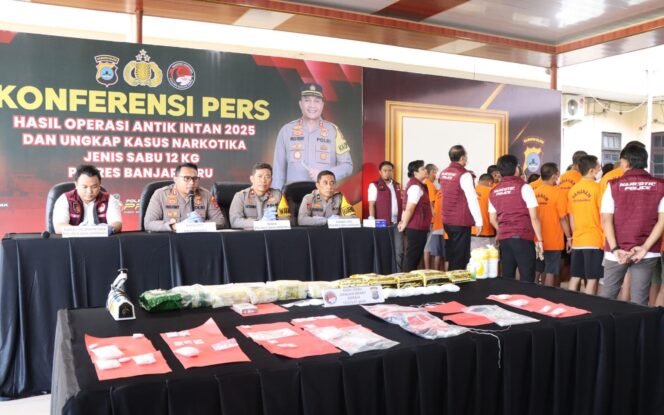 
 Kapolres Banjarbaru, AKBP Pius X Febry Aceng Loda menggelar konferensi pers pengungkapan kasus narkoba lebih 12 kg sabu-sabu, Senin (14/7/2025). foto: Humas Polres Banjarbaru