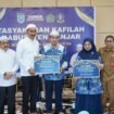Bupati Banjar dan Wakilnya menyerahkan bonus dan hadiah paket umrah kepada kafilah yang juara di MTQ Kalsel 2025, Selasa (8/7/2025). foto-RSB