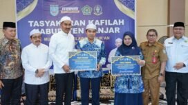 Bupati Banjar dan Wakilnya menyerahkan bonus dan hadiah paket umrah kepada kafilah yang juara di MTQ Kalsel 2025, Selasa (8/7/2025). foto-RSB
