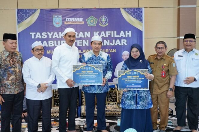 
 Bupati Banjar dan Wakilnya menyerahkan bonus dan hadiah paket umrah kepada kafilah yang juara di MTQ Kalsel 2025, Selasa (8/7/2025). foto-RSB