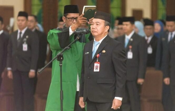 
 Pelantikan Muhammad Syarifuddin sebagai Sekdaprov Kalsel definitif, Senin (14/7/2025). foto-Adpim