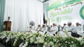 Ponpes Darussalam Martapura memperingati Harlah ke-111 di kawasan Siring Ponpes Darussalam, Jalan KH Kasyful Anwar, Pasayangan, Martapura, Senin (14/7/2025) malam. foto-RSB