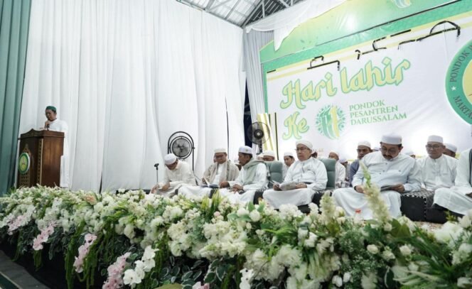 
 Ponpes Darussalam Martapura memperingati Harlah ke-111 di kawasan Siring Ponpes Darussalam, Jalan KH Kasyful Anwar, Pasayangan, Martapura, Senin (14/7/2025) malam. foto-RSB