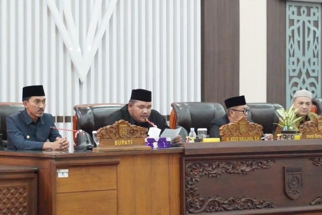 
 Rapat Paripurna DPRD Banjar dengan agenda penyampaian dua Raperda dari Bupati Banjar, Rabu (23/7/2025). Foto: RSB