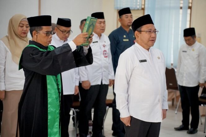 
 Diturunkan dari Sekda, H Mokhamad Hilman dilantik sebagai Staf Ahli Bupati Bidang Perekonomian, Keuangan dan Pembangunan, Jumat (25/7/2025). Foto: RSB