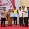 Rakerkab KONI Banjar ditutup dengan penyerahan sertifikat dan bonus insentif secara simbolis kepada atlet berprestasi pada ajang Kejurprov. Foto: istimewa