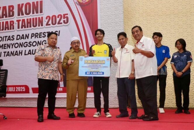 
 Rakerkab KONI Banjar ditutup dengan penyerahan sertifikat dan bonus insentif secara simbolis kepada atlet berprestasi pada ajang Kejurprov. Foto: istimewa