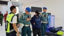 Terpidana Jumran saat dibandara menuju Balikpapan dikawal anggota TNI AL. foto-Istimewa