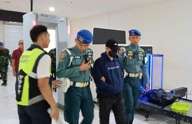 
 Terpidana Jumran saat dibandara menuju Balikpapan dikawal anggota TNI AL. foto-Istimewa