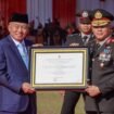 Momen HUT Bhayangkara ke-79 di Kalsel, Gubernur H Muhidin memberikan penghargaan kepada Kapolda, Selasa (1/7/2025). foto-Adpim