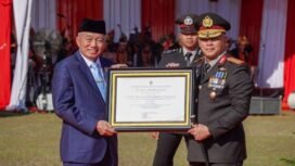 Momen HUT Bhayangkara ke-79 di Kalsel, Gubernur H Muhidin memberikan penghargaan kepada Kapolda, Selasa (1/7/2025). foto-Adpim