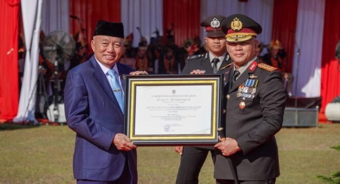 
 Momen HUT Bhayangkara ke-79 di Kalsel, Gubernur H Muhidin memberikan penghargaan kepada Kapolda, Selasa (1/7/2025). foto-Adpim