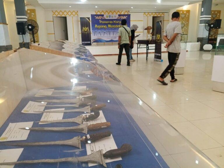 Pameran keris pusaka di Guest House Sultan Sulaiman, Martapura, Kabupaten Banjar, berakhir dengan nuansa khidmat pada hari terakhirnya. Acara ini menyuguhkan beragam koleksi keris berusia ratusan tahun yang menyimpan banyak kisah sejarah.