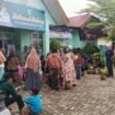 Warga antre gas elpiji 3Kg bersubsidi di pasar murah yang diadakan Pemkab Banjar di Kecamatan Martapura Timur, Jumat (4/7/2025). foto: Haris/Riceknews
