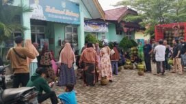 Warga antre gas elpiji 3Kg bersubsidi di pasar murah yang diadakan Pemkab Banjar di Kecamatan Martapura Timur, Jumat (4/7/2025). foto: Haris/Riceknews