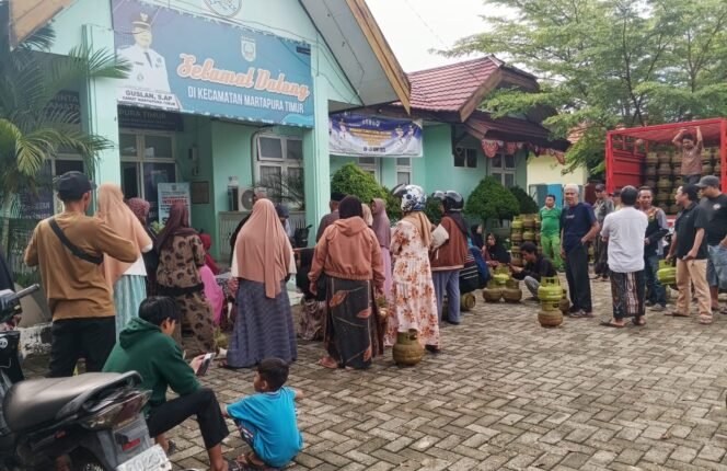 
 Warga antre gas elpiji 3Kg bersubsidi di pasar murah yang diadakan Pemkab Banjar di Kecamatan Martapura Timur, Jumat (4/7/2025). foto: Haris/Riceknews