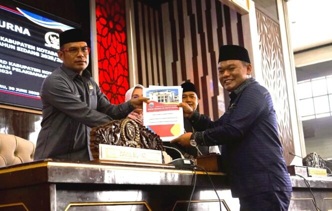 
 Rapat Paripurna DPRD Kotabaru, Senin (30/6/2025). Foto-istimewa