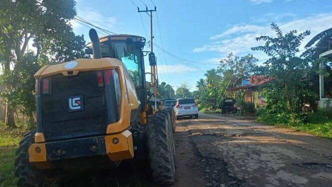 
 Pemkab Kotabaru Mulai Perbaiki Jalan Menuju Wisata Teluk Tamiang