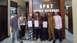 Tiga oknum yang viral di kubah Makam Datu Kalampayan terkait dugaan mengambil duit wakaf kini sudah diselesaikan secara kekeluargaan di Polsek Astambul, Senin (14/7/2025). foto-Hendra/Ricek