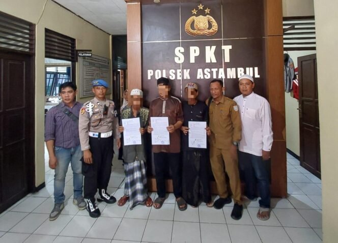 
 Tiga oknum yang viral di kubah Makam Datu Kalampayan terkait dugaan mengambil duit wakaf kini sudah diselesaikan secara kekeluargaan di Polsek Astambul, Senin (14/7/2025). foto-Hendra/Ricek
