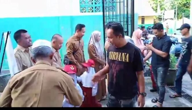 
 Pemkab Kotabaru Imbau Para Ayah Antar Anak di Hari Pertama Sekolah