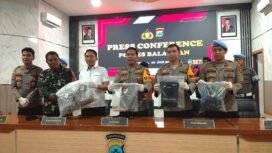 Kapolres Balangan bersama jajaran menunjukan sejumlah barang bukti dan tersangka. (foto: WAN)