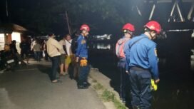 Petugas Dinas Damkar dan Penyelamatan Kabupaten Banjar bersama masyarakat mencari korban hilang di Desa Mekar, Minggu (20/7/2025) malam. foto-haris