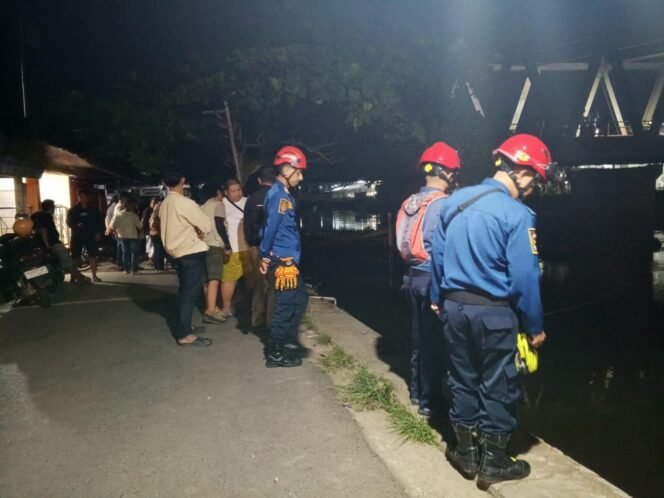 
 Petugas Dinas Damkar dan Penyelamatan Kabupaten Banjar bersama masyarakat mencari korban hilang di Desa Mekar, Minggu (20/7/2025) malam. foto-haris