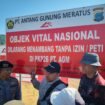 Pemasangan papan peringatan 'Dilarang Menambang Tanpa Izin' di Blok 2 PT AGM, Jumat (25/7/2025). Foto-istimewa