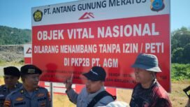 Pemasangan papan peringatan 'Dilarang Menambang Tanpa Izin' di Blok 2 PT AGM, Jumat (25/7/2025). Foto-istimewa