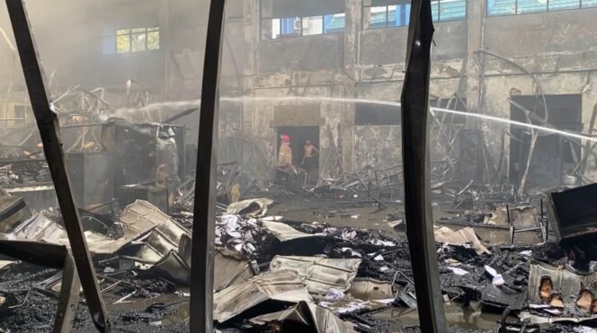 
 Ruang aula Rektorat Universitas Lambung Mangkurat (ULM) Banjarmasin ludes terbakar, Senin (28/7/2025) pagi. Foto: istimewa