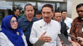 Ketua Peradi Banjarmasin, Edi Sucipto SH MH, saat diwawancarai wartawan usai melaporkan Kapolres Batola ke Propam Polda Kalsel, Kamis (31/7/2025). foto: Hendra