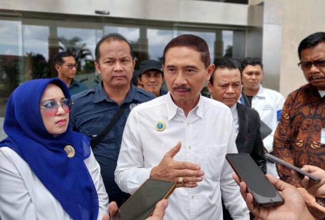 
 Ketua Peradi Banjarmasin, Edi Sucipto SH MH, saat diwawancarai wartawan usai melaporkan Kapolres Batola ke Propam Polda Kalsel, Kamis (31/7/2025). foto: Hendra