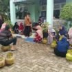 Warga antre gas elpiji 3Kg bersubsidi di pasar murah yang diadakan Pemkab Banjar di Kecamatan Martapura Timur, Jumat (4/7/2025). foto: Haris/Riceknews
