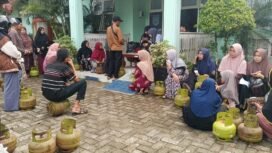 Warga antre gas elpiji 3Kg bersubsidi di pasar murah yang diadakan Pemkab Banjar di Kecamatan Martapura Timur, Jumat (4/7/2025). foto: Haris/Riceknews