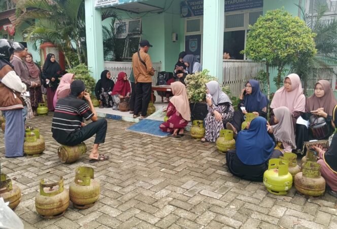 
 Warga antre gas elpiji 3Kg bersubsidi di pasar murah yang diadakan Pemkab Banjar di Kecamatan Martapura Timur, Jumat (4/7/2025). foto: Haris/Riceknews