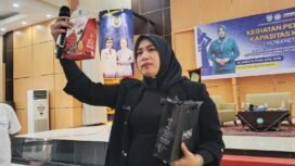 Ketua Tim Penggerak PKK Kabupaten Banjar, Hj Nurgita Tiyas, saat jadi pemateri Peningkatan Kapasitas Kader TP-PKK, di Aula Dinas Pendidikan Banjar, Rabu (30/7/2025). Foto:Haris