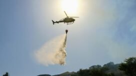 Helikopter water bombing. (Haim Charbit/Unsplash)