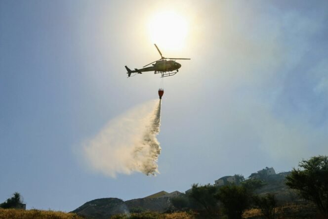 
 Helikopter water bombing. (Haim Charbit/Unsplash)