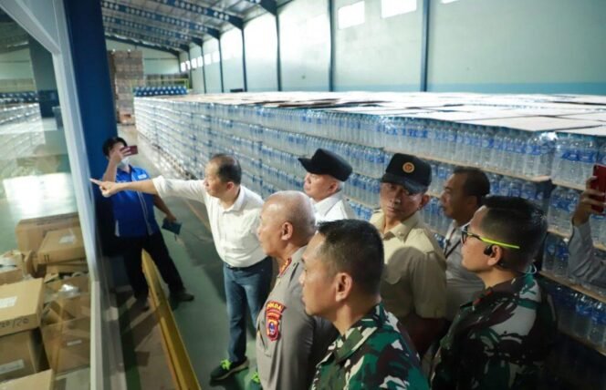 
 Gubernur Kalsel H Muhidin bersama Forkopimda saat mengunjungi pabrik air minum kemasan PT. Bandangantirta Agung di Kecamatan Bati-bati, Tanah Laut, Rabu (2/7/2025).
Foto-Adpim
