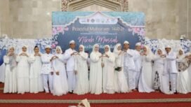 Pasangan mempelai melaksanakan nikah gratis di Masjid Sabilal Muhtadin Banjarmasin, Rabu (23/7/2025). Foto: Adpim