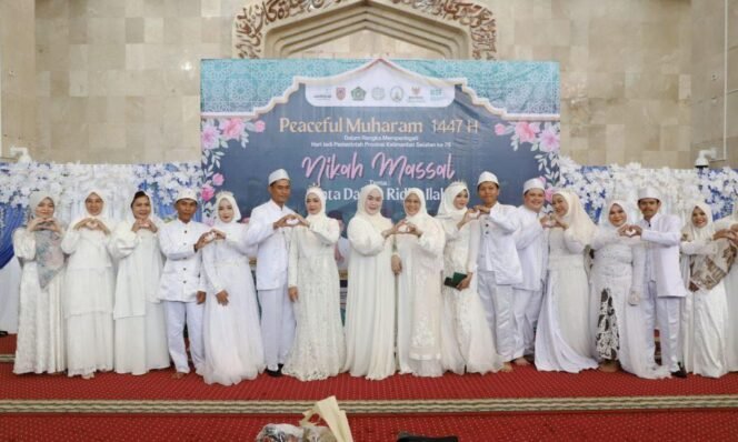
 Pasangan mempelai melaksanakan nikah gratis di Masjid Sabilal Muhtadin Banjarmasin, Rabu (23/7/2025). Foto: Adpim