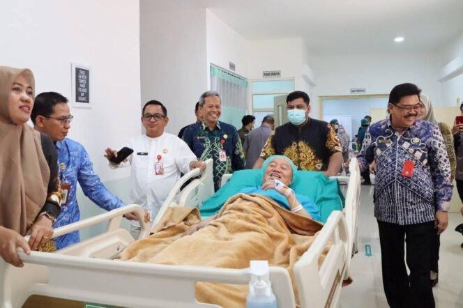 
 Gubernur Kalimantan Selatan, H Muhidin, menjalani pemeriksaan kesehatan lanjutan berupa Digital Subtraction Angiography (DSA) di RSUD Ulin Banjarmasin, Jumat (4/7/2025). foto-Adpim