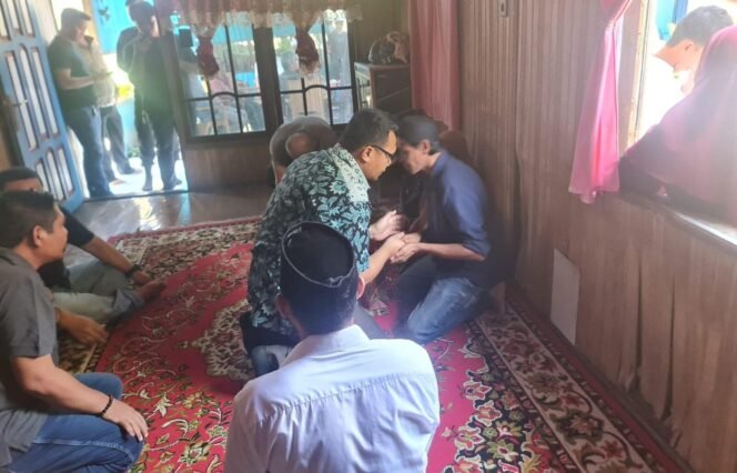 
 Polda Kalsel Serahkan Tali Asih kepada Keluarga Iqbal